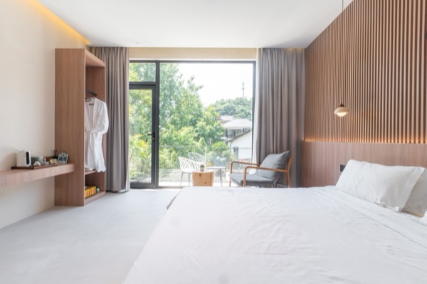 莫干山暖暖温泉美宿（庾村店） · 温馨.阳台大床房202