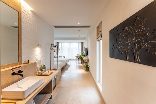 莫干山宿引民宿（庾村广场店） · 引玉榻榻米家庭房（舒适沙发+落地景观窗）