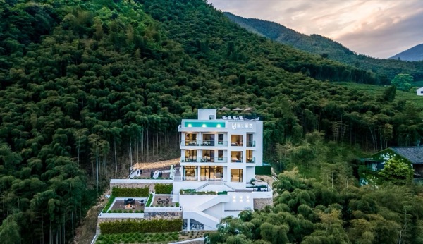 莫干山远山星空温泉私汤民宿 · 8间房包栋（豪华KTV包房·麻将房·台球厅·乒乓球·游戏机·顶楼无边泳池·孩童娱乐·烧烤）